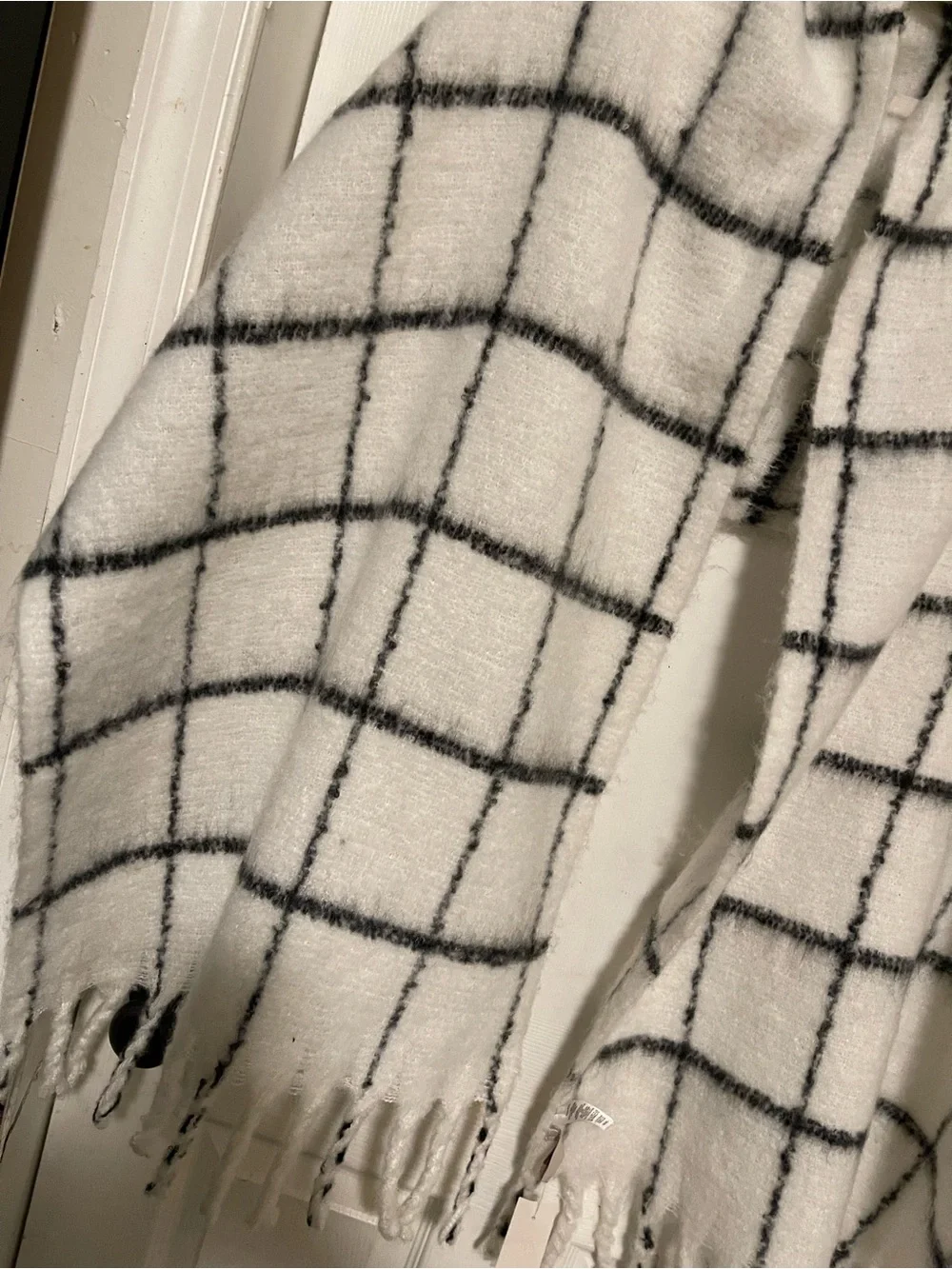 New LOFT Cozy White & Black Grid windowpane fuzzy scarf/shaw/throw